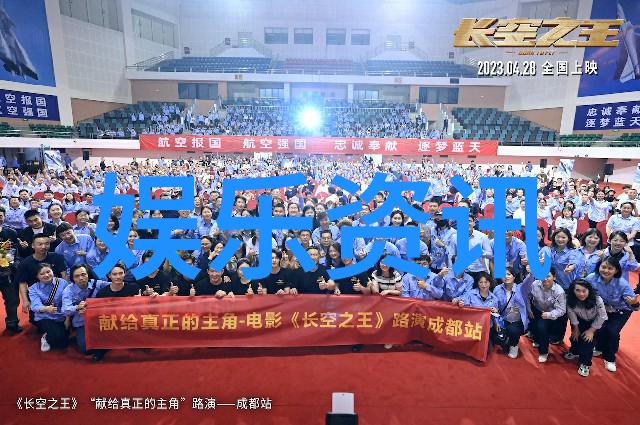 在繁忙的都市街头哪些时尚元素能够让一张照片瞬间吸引眼球