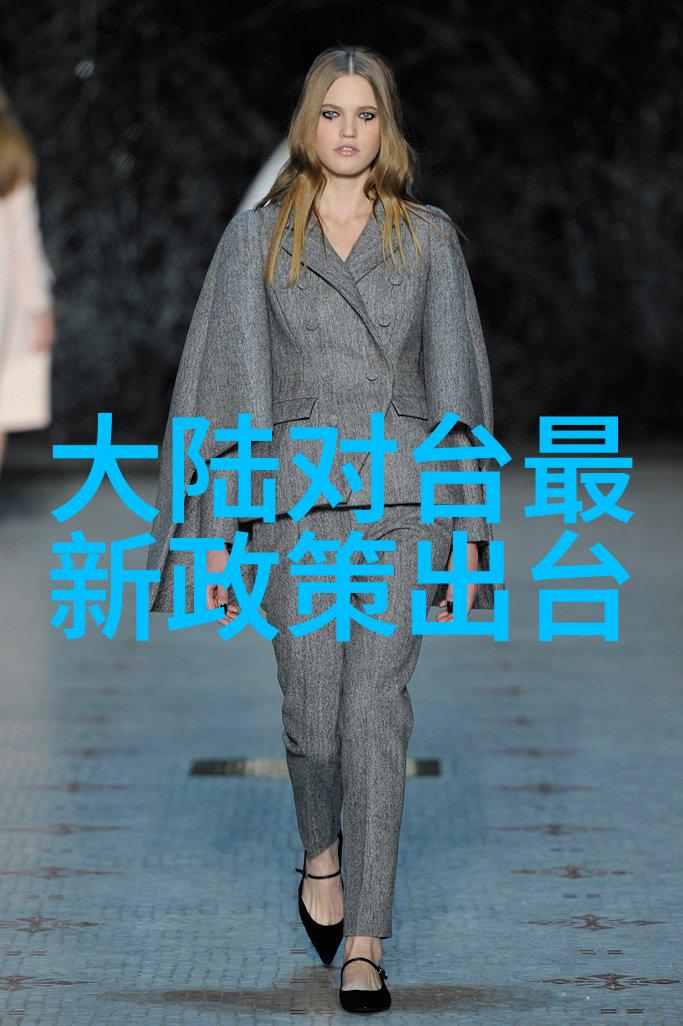 中国人民解放军新型战略导弹系统首次公开展示