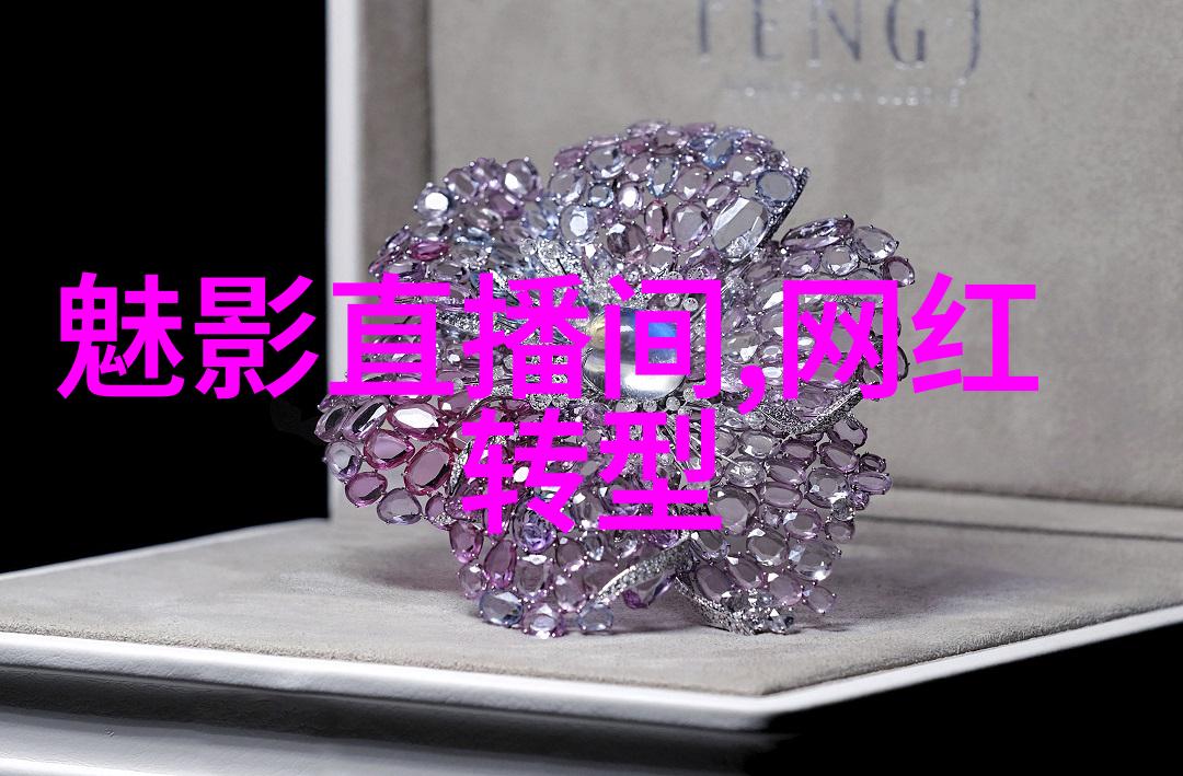 电影中的迫切爱人深情的眼神与紧握的手指