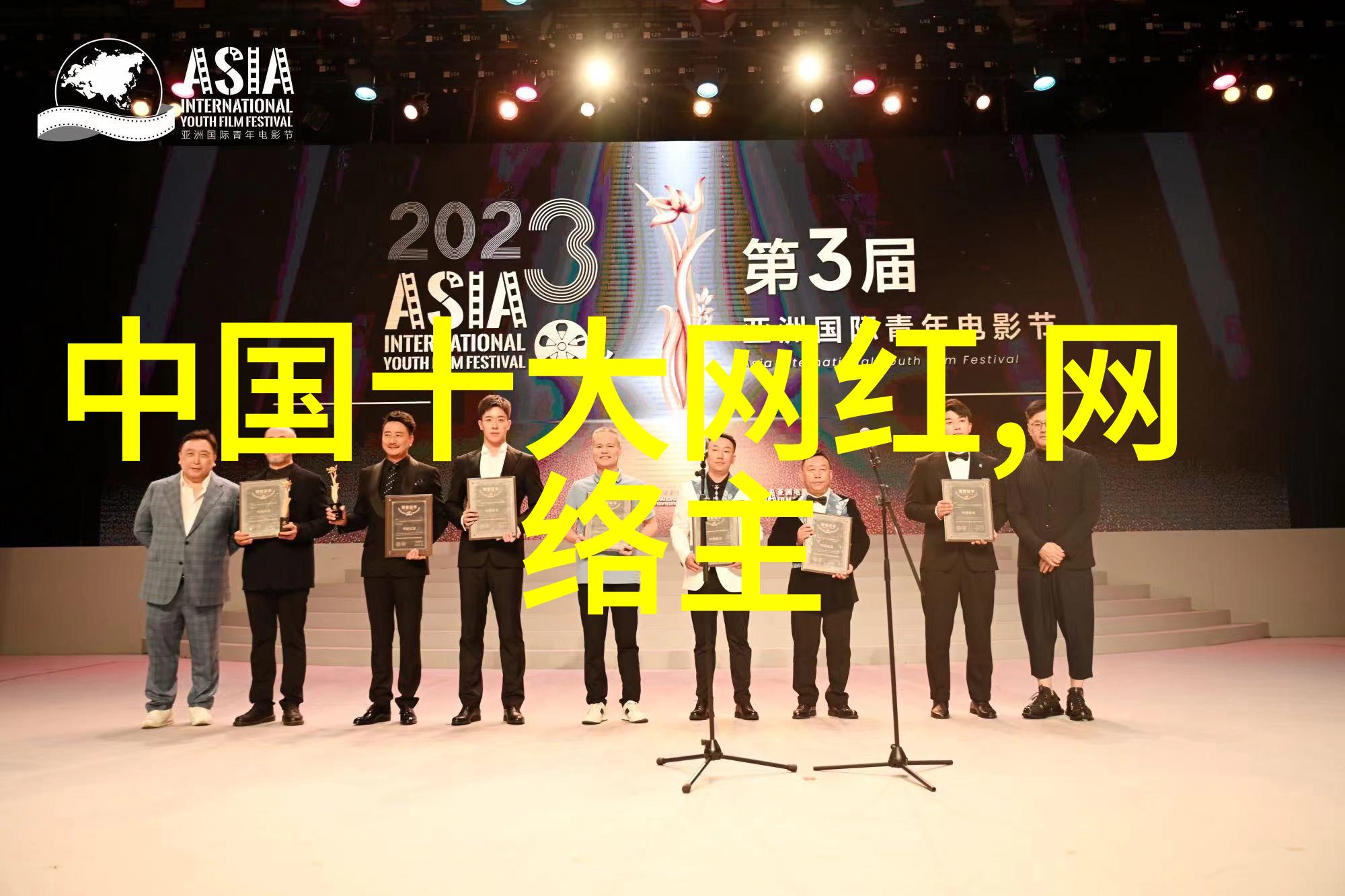 不被定义不惧改变 官鸿展明媚笑容迎25岁生日图片识别找原图物品场景中映照自信姿态