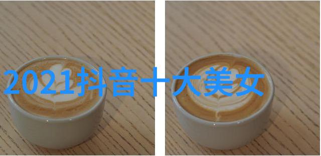 今日头条邱诗媛化身复古港女郎红衣气场十足