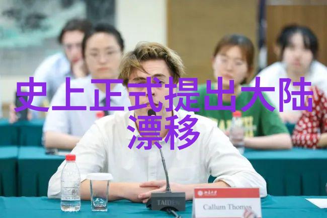 透过窗框的视线一段被压抑的情感的故事