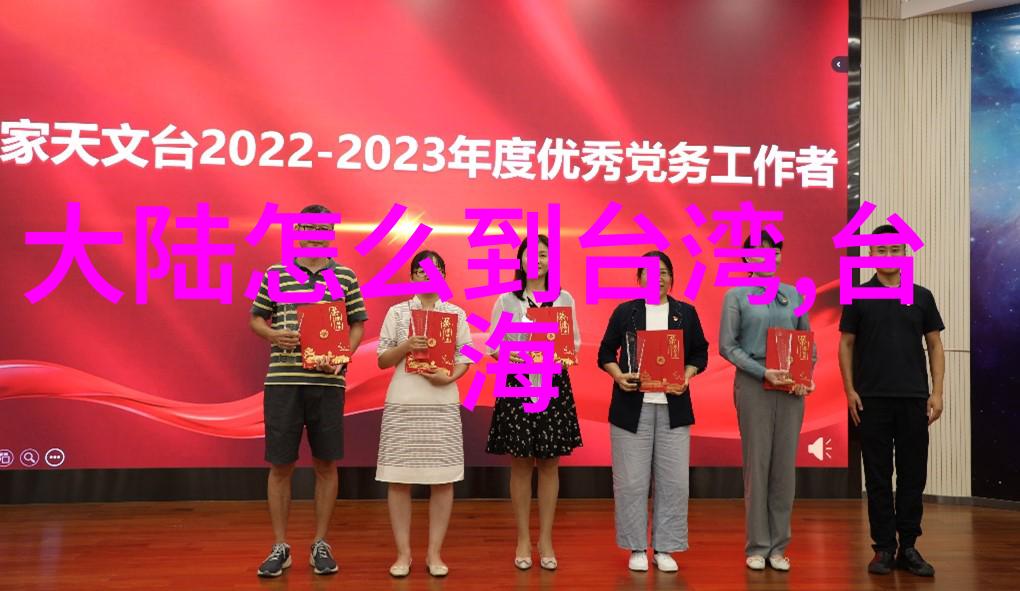 影儿时尚集团推出创刊号王子文爆炸头亮相自然风格封面复古魅力引领现代潮流
